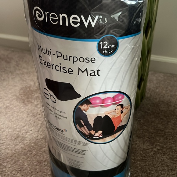 NWT Renew T Foam Gym Floor Roll 24-in W x 72-in L x 0.47-in - Picture 8 of 8